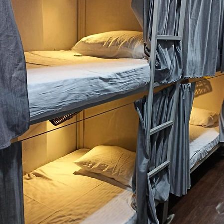 Saffron Dormitory Goregaon East ムンバイ エクステリア 写真
