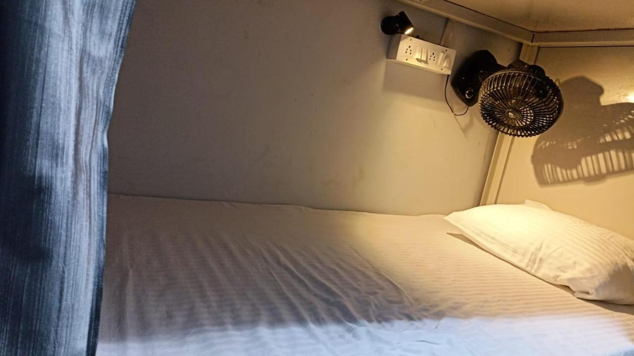 Saffron Dormitory Goregaon East ムンバイ エクステリア 写真