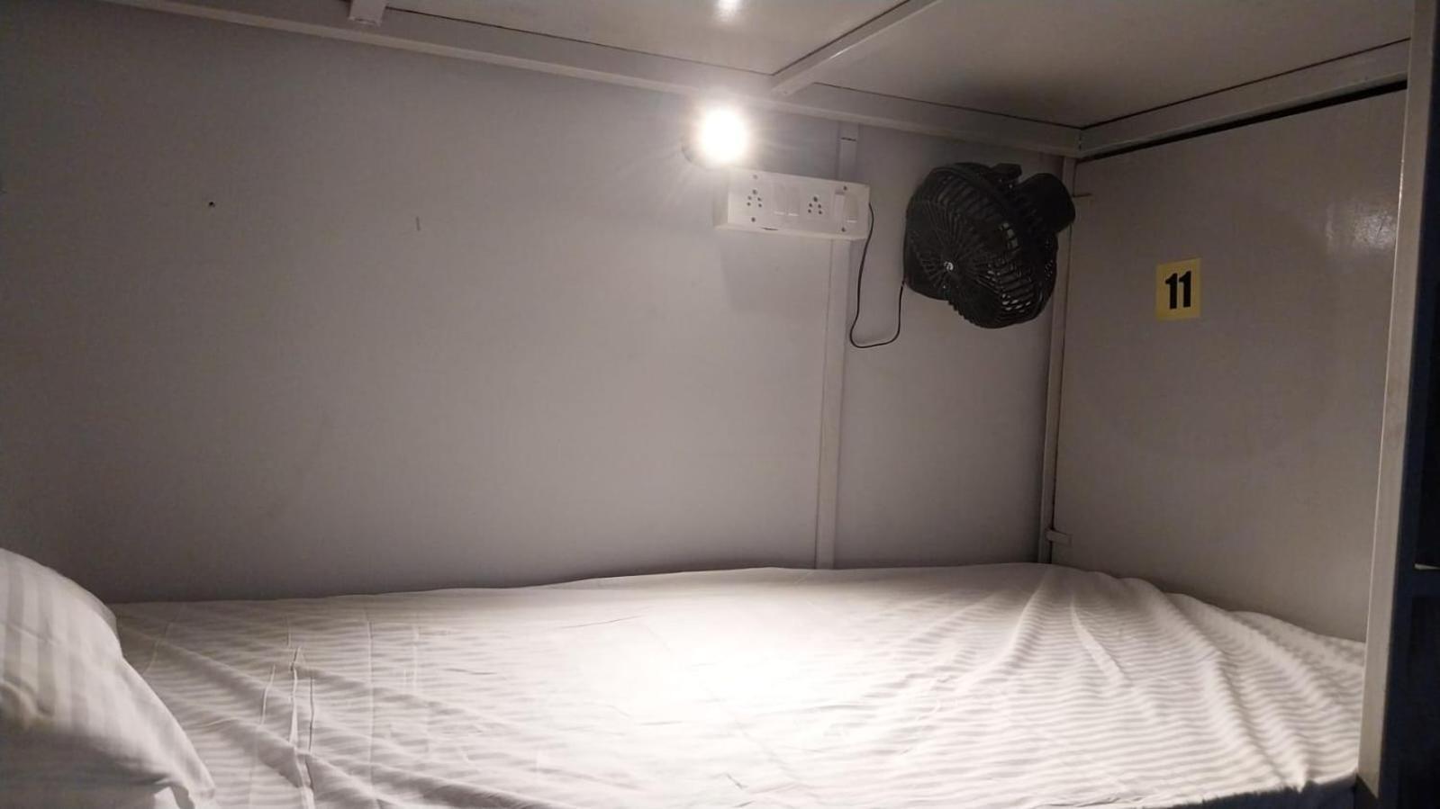 Saffron Dormitory Goregaon East ムンバイ エクステリア 写真